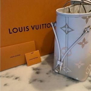 Brand new never used Louis Vuitton Sunset Khaki Neverfull MM